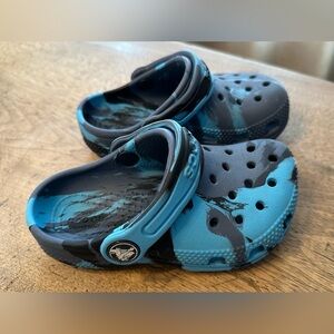 GUC Toddler Blue Marble Crocs Size 7C.